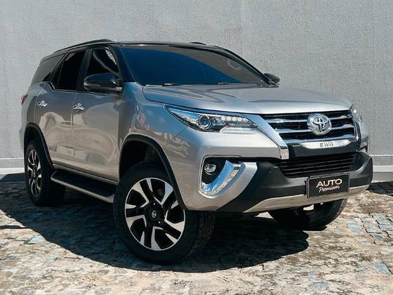 TOYOTA HILUX SW4 2.8 SRX 4X4 7 LUGARES 16V TURBO INTERCOOLER DIESEL 4P AUTOMÁTICO